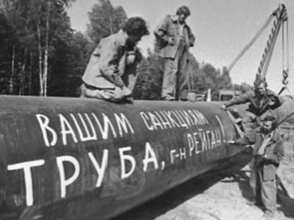 «Вашим санкциям - труба, г-н Рейган!»
На строительстве трубопровода Уренгой - Ужгород. 
1982 год.
В 1980 году США ввели против СССР серию экономических санкций.
США запретили продажу в СССР труб большого диаметра и оборудования.

Научились делать сами и трубы, и трубоукладчики.
