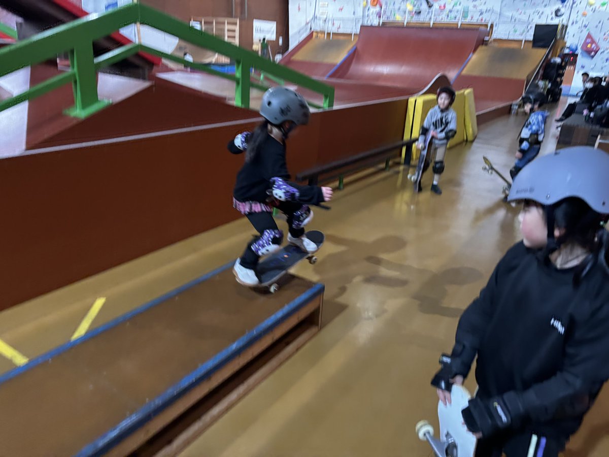 indoorpark_fw's tweet image. スケートボードで手押し相撲で
ゲーム感覚のトレーニング🛹

暖かくなり、体も動かしやすい時期になりましたね👍

子どもたちもスケートボードの練習を毎週頑張っております！

#チャンスク
#スカイピアあだたらアクティブパーク
#スケートボード