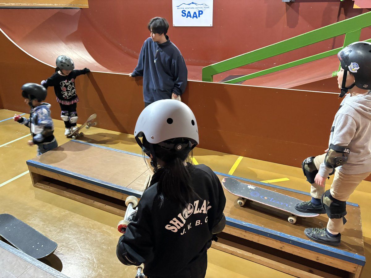 indoorpark_fw's tweet image. スケートボードで手押し相撲で
ゲーム感覚のトレーニング🛹

暖かくなり、体も動かしやすい時期になりましたね👍

子どもたちもスケートボードの練習を毎週頑張っております！

#チャンスク
#スカイピアあだたらアクティブパーク
#スケートボード