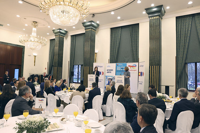 Carmen Santana, de Archikubik, participó en el #DesayunoDebate sobre la cooperación 🇫🇷🇪🇸 al servicio de Europa. Organizado por la Fundación Diálogo (@Dialogo_Es), contó con la embajadora <a href="/kareen_rispal/">Kareen Rispal</a> como invitada de honor y la presencia de líderes empresariales.