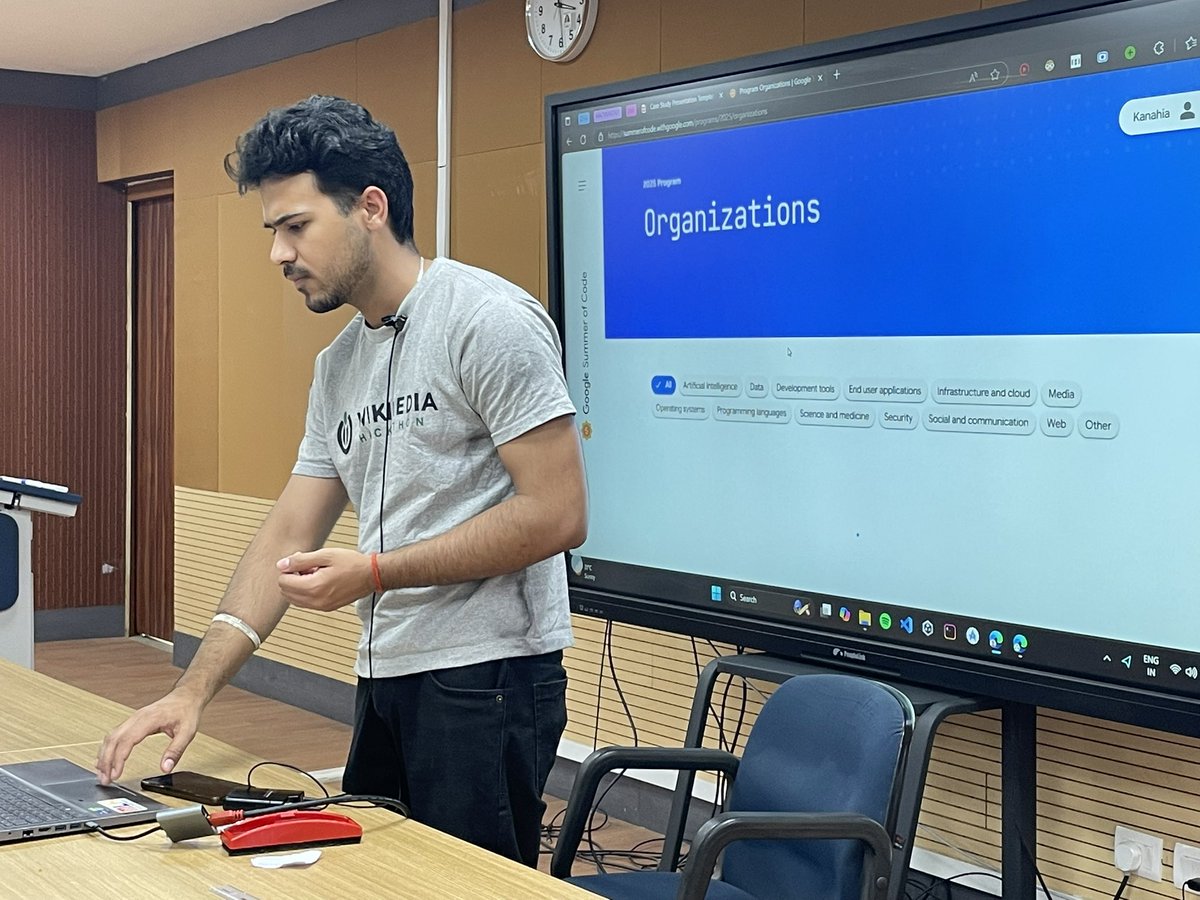 FOSSUnited's tweet photo. Kanahia talking about how to contribute to FOSS projects at BiharFOSS
#fossunited #BiharFOSS #UnitedbyFOSS https://t.co/skv3O6ERqw