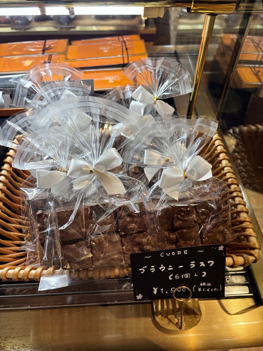 #チョコレートカフェクオレ です！

#クオレのチョコレート菓子の紹介 です！
ブラウニーラスクです🕊️

チョコブラウニーをラスクにして、その上からチョコをコーティングし、さっくりした食感に仕上げました🌱
4つ入りもございますので是非お試しください🤍

#クオレ

HP cvore.net