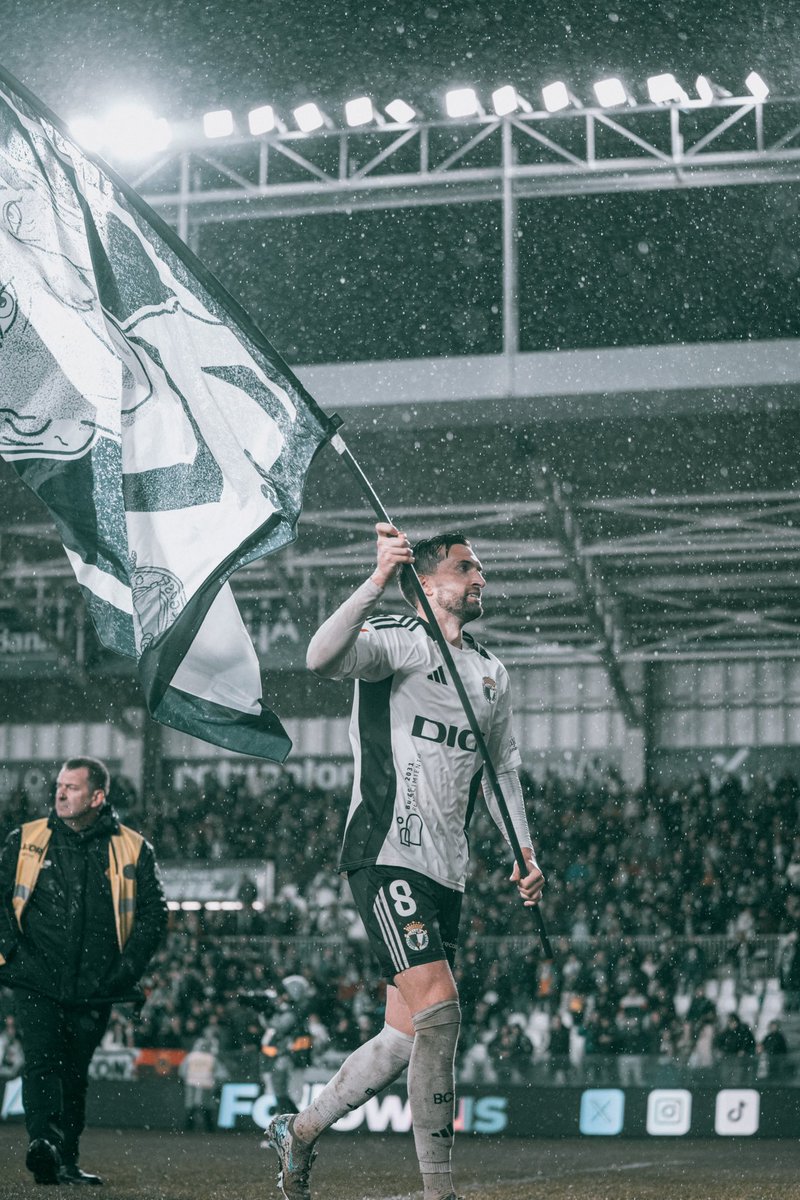 GxlDeTibu's tweet photo. Hablemos de este tío: 

-No le renovaron el contrato
-Cuando le llamaron, no dudó ni 1 segundo en volver
-Fue él quien vino a coger la bandera de Piné
-Es el capitán sin brazalete

Honor eterno para nuestro McGregor y sus cojones que no caben en la catedral🤍🛡️🖤 https://t.co/dIv2EypEQq