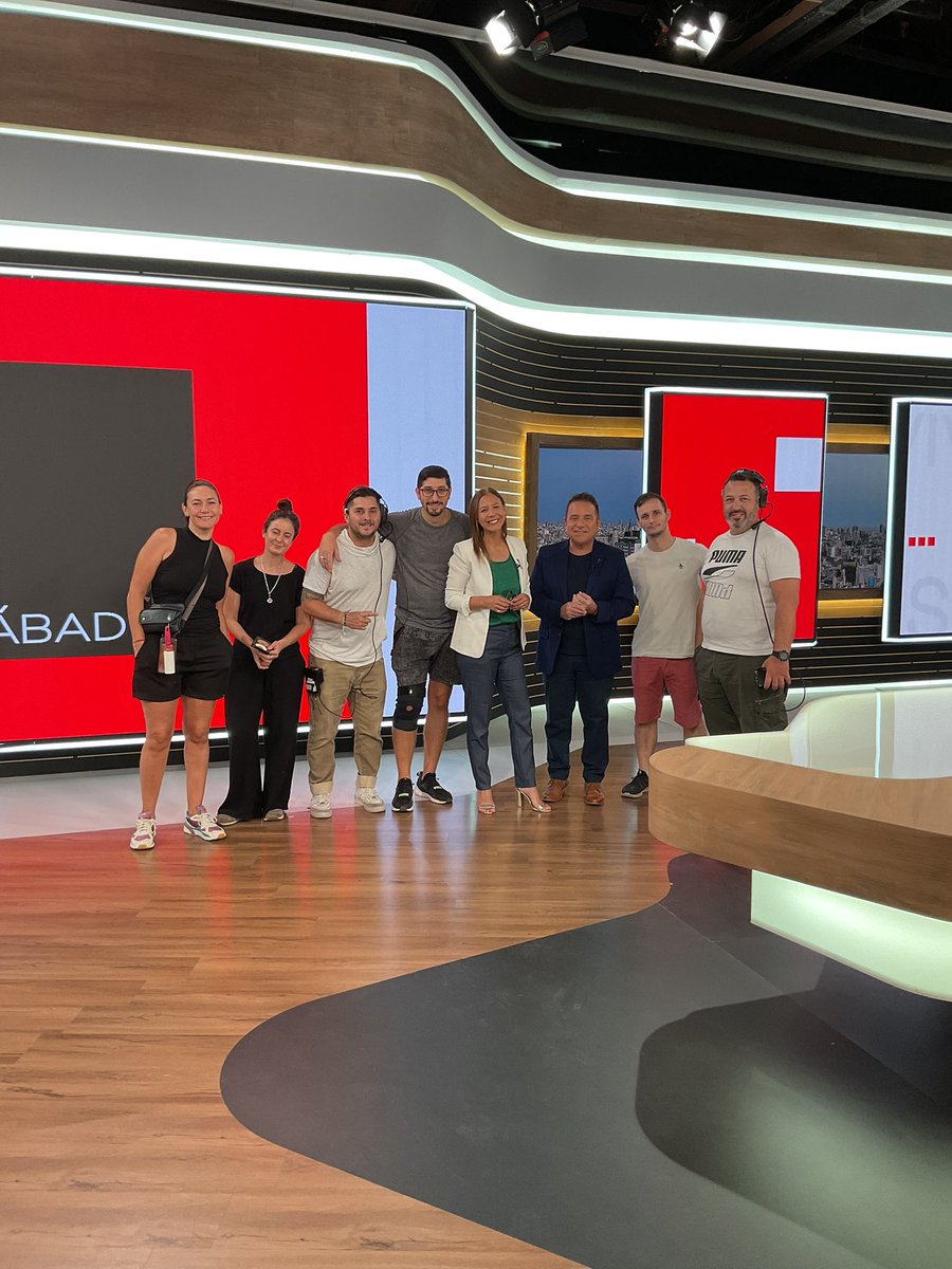 Arrancamos!!! Un nuevo Vivo el Sábado comienza y el equipo lo sabe 😁 Estamos en vivo por A24. Mandanos tu foto y tu mensaje. Te leemos y te acompañamos con toda la información. 👉 Nos vemos en la tele