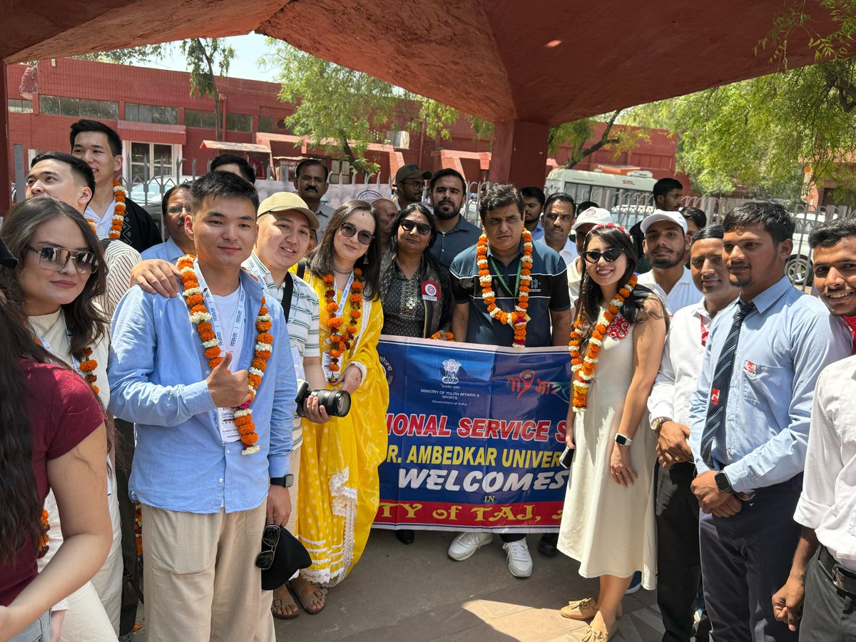 YASMinistry's tweet photo. The #CentralAsianYouthDelegation received a warm welcome by #MYBharat volunteers at Agra, who greeted them with great enthusiasm, embodying the spirit of ‘Atithi Devo Bhava’ and making them feel at home with warmth and hospitality. #CAYD https://t.co/8miivXxw2C