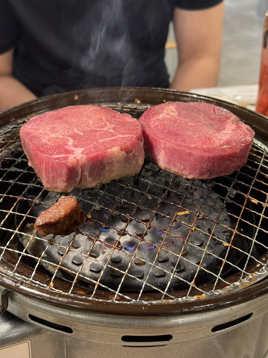 maesuke118's tweet photo. 外歩いてたらまっちょに会って焼肉無理やり連れてこられた😭 https://t.co/COTzRTyX7F