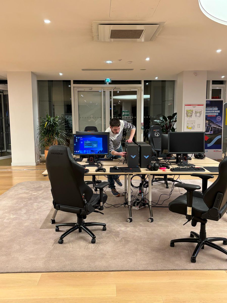CID_ITgaming's tweet photo. CID-IT aux côtés de JK Agency pour l'événement #ORIGAMING organisé par la Région @iledefrance.
Nos actions :
- 5 Setups sur scène (Format : 2 vs 2 + 1 Caster)
- 4 Setups Freeplay
- Câblage réseau et électrique
- TV 55" coin console
#TechGaming
Crédits : CID-IT & Région IDF https://t.co/LX45My7RX4