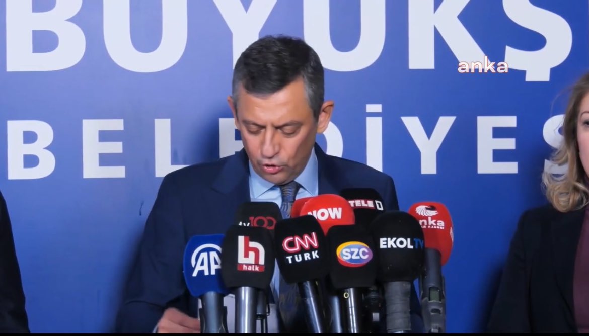 sabah önünde sadece anka haber ajansının mikrofonu vardı boykot çağrısından sonra şimdi sağır sultan bile duyan gelmiş. Unutmayın biz daha kalabalığız diye boşuna demiyoruz.
