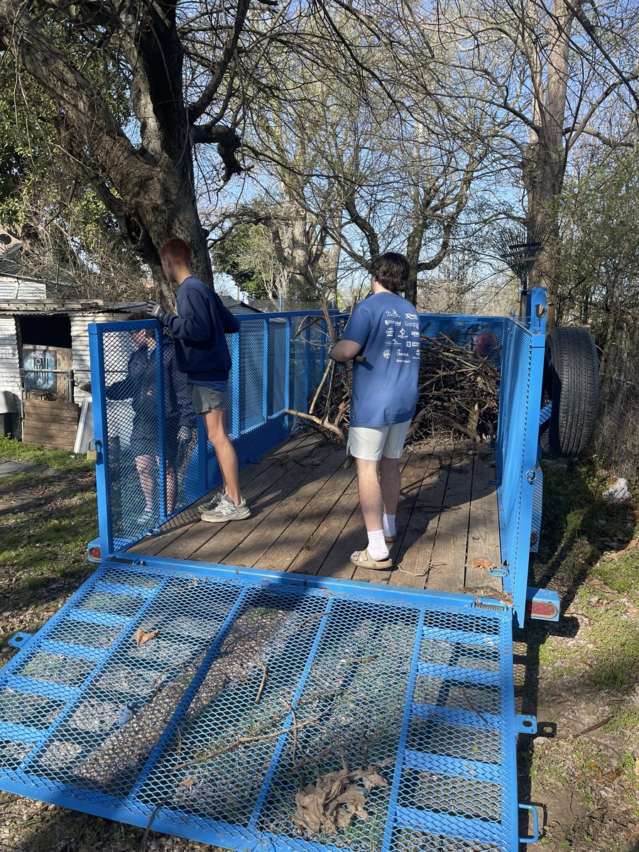 Tackling a little COMMUNITY Service!
#SupportingThoseThatSupportUs
#TheBigEvent