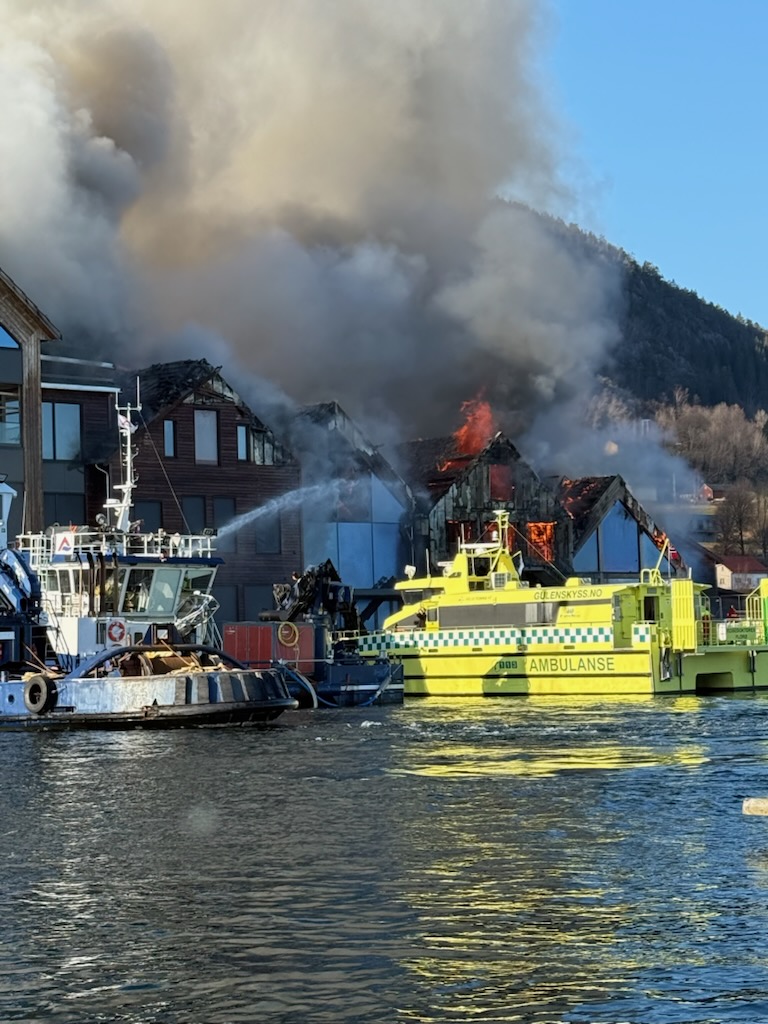 NSSR's tweet photo. #redningsskøyta #rs120 «Sundt» er på plass på #tysnes og er klar for å bistå etter ordre fra brannvesenet. #brann #beredskap #Vestland https://t.co/VCK0TCBS8e
