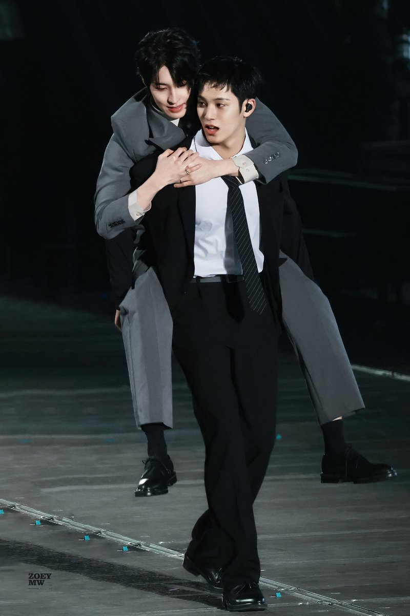 Wonu : You're tired na ba? Put me down na kaya

Mingu : Anong tired tired ka dyan. Ang gaan mo nga. Kahit hanggang bahay pa gusto mo

Wonu : Loko ka talaga >< *hinampas