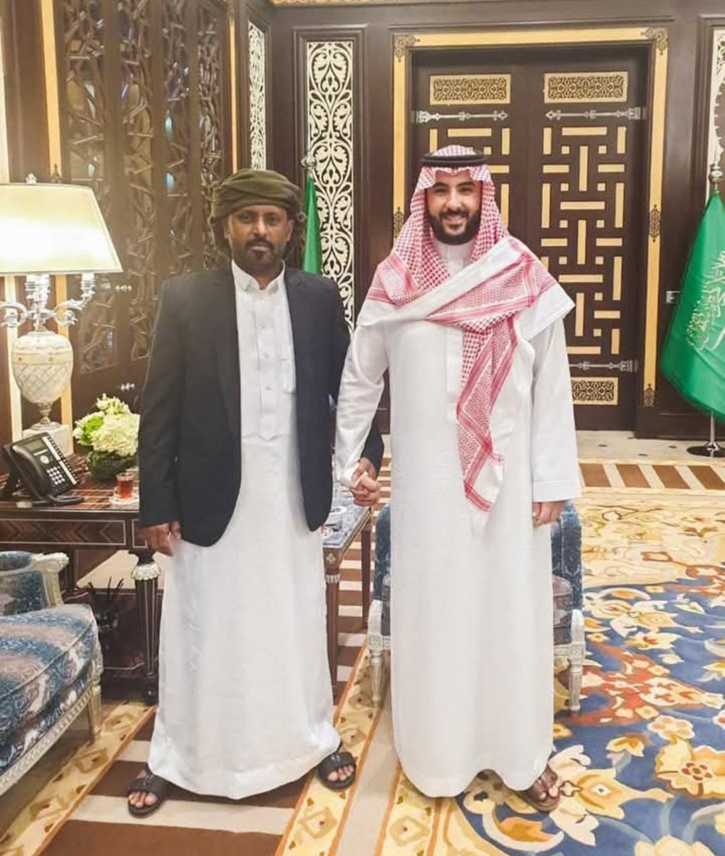 الوعي السياسي في حضرموت أصبح مرتفع جدا في كل المجتمع و يسعى إلى دولة سوية متزنة ذات مساءلة و تنمية 

بينما المحيط لا يزال في تخلف دولة الابوية الفاسدة و المعتمدة على العنف و المناطقية و الغلبة 

حضرموت ستتبنى بناء الدولة الحديثة  بدستورها و انظمتها الراقية .. بعيدا عن التخلف