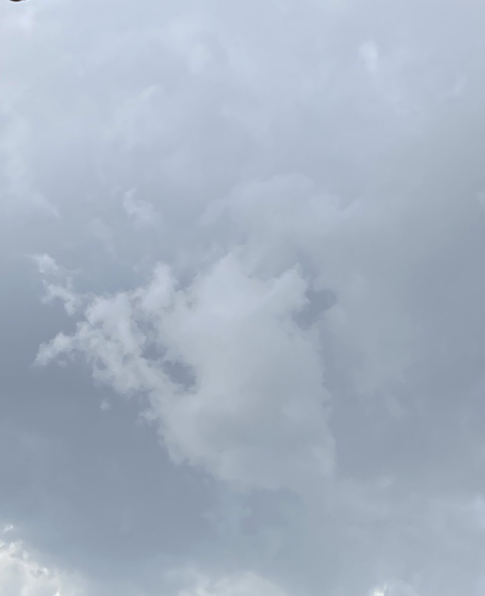 Облака нарисовали на испанском небе анатомическое сердце 🫀. 50 оттенков серого, а хотелось бы голубого.