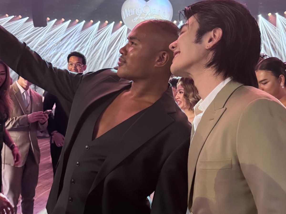NurNashihin_98's tweet photo. Mile went to P’Woody’s wedding and he was holding Mile’s hand hahah so cuteee 😆🤏🏻

#MilePhakphum @milephakphum #GreenyRose https://t.co/RYZKMzQlGr