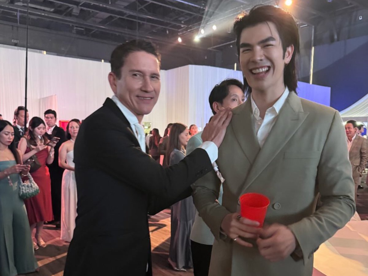 NurNashihin_98's tweet photo. Mile went to P’Woody’s wedding and he was holding Mile’s hand hahah so cuteee 😆🤏🏻

#MilePhakphum @milephakphum #GreenyRose https://t.co/RYZKMzQlGr