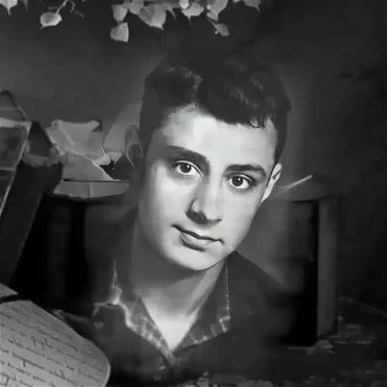 Эдуард Асадов 

 Скажите,Вы когда-нибудь любили?
Скажите,в Вашем доме плыл рассвет?
А голуби над головой кружили
Свой самый белый в мире менуэт?
Скажите,в Вашей спальне пела вьюга?
А Вы читали ей свои стихи?
А в каждом взгляде Вы искали друга
И брата,как лекарство от тоски? >>>