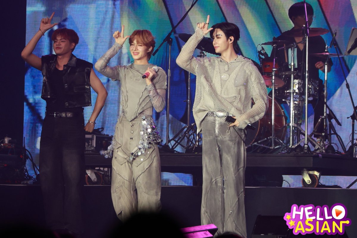 Hello_asian's tweet photo. "เฮียซี-หนูนิว" พาน้องเอ๊ะ มาเสิร์ฟความน่ารักปนซน ในงาน ยำยำ presents Flex FANDAY “วันแฟนแห่งชาติ” 

#FlexFANDAYxZEENUNEW
#ZeePruk #NuNew 
#ZeeNuNew 
#ยำยำpresentsFlexFANDAY2025
#FlexFANDAY2025 https://t.co/2A4sC10Hix