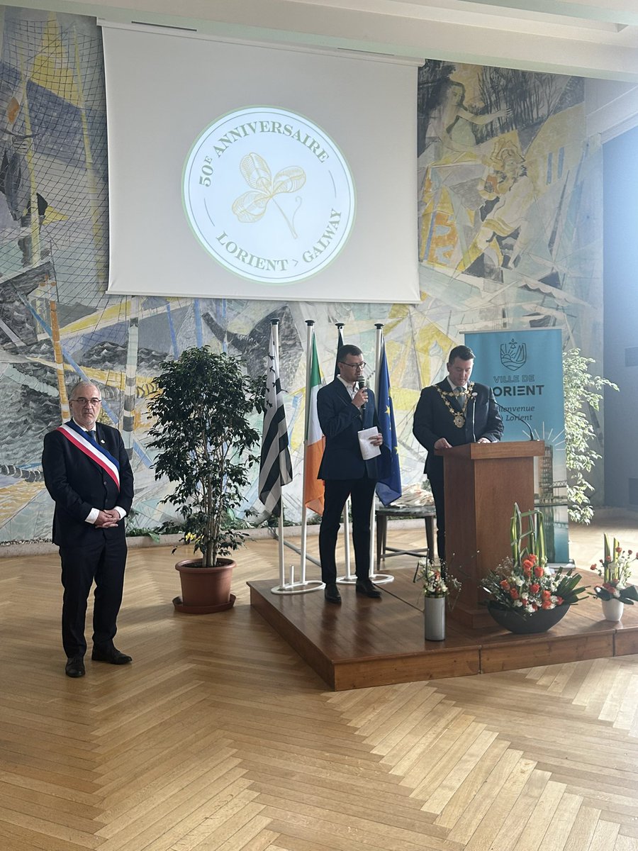 A wonderful start to the weekend in Lorient as #Galway participates in the 50th anniversary of the twinning programme between our cities. 
Mayor Peter Keane <a href="/PeterKeaneGAL/">Peter Keane</a> addresses a large gathering at city hall.
