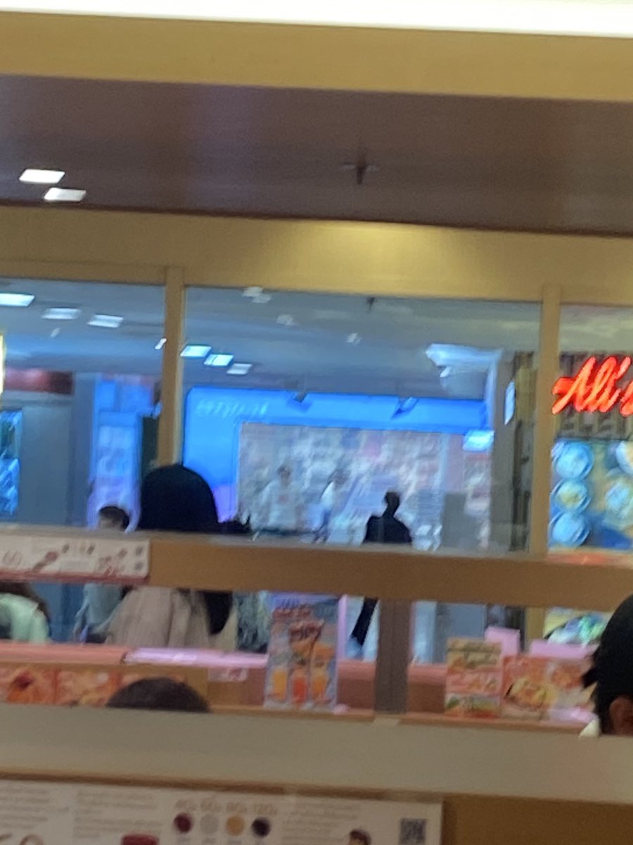 little2unicorns's tweet image. วันนี้ที่ไป #mbk มาเหมือนในหนังมากๆๆ มีตำรวจวิ่งไล่จับ กับพวกทรงเด็กชาติแบกเพื่อนที่เจ็บ เลือดฉ่ำหนีอ่ามึงง 
คือนี่ไปนั่งรอคิวกิน sushiro แล้วอยู่ดีๆก็มีต่างชาติวิ่งหนีกันมาเยอะมากกก แล้วก้กวักมือเรียกคนให้วิ่งตาม ในหัวคิดว่ากราดยิงป่ะวะเลยวิ่งเข้ามาในร้าน +