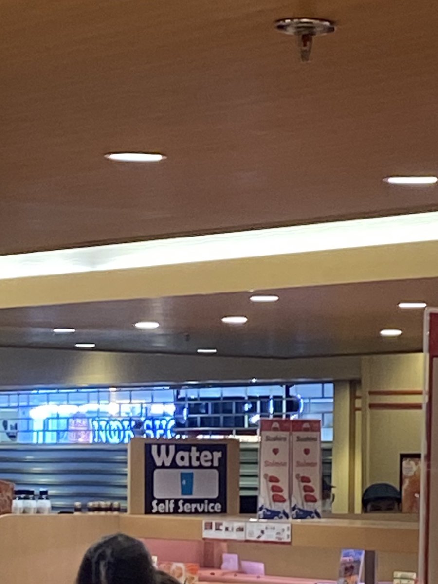 little2unicorns's tweet image. วันนี้ที่ไป #mbk มาเหมือนในหนังมากๆๆ มีตำรวจวิ่งไล่จับ กับพวกทรงเด็กชาติแบกเพื่อนที่เจ็บ เลือดฉ่ำหนีอ่ามึงง 
คือนี่ไปนั่งรอคิวกิน sushiro แล้วอยู่ดีๆก็มีต่างชาติวิ่งหนีกันมาเยอะมากกก แล้วก้กวักมือเรียกคนให้วิ่งตาม ในหัวคิดว่ากราดยิงป่ะวะเลยวิ่งเข้ามาในร้าน +