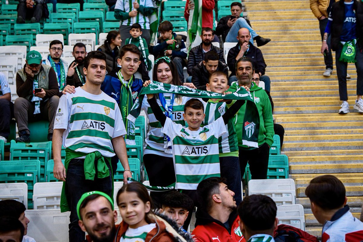 Bursaspor’un Kırşehir ile oynadığı maçtan <a href="/muraatdemiirr/">MuRaT🇹🇷</a> ve <a href="/Adnan_BATIR/">Adnan BATIR 🇹🇷 𐱅𐰇𐰼𐰰</a>’ın çektiği en güzel taraftar fotoğrafları…

Fotoğrafların tamamına sitemiz üzerinden ulaşabilirsiniz. #Bursaspor