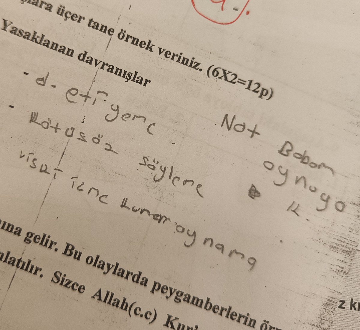 Sınav kağıtları biraz da ifşa içerir