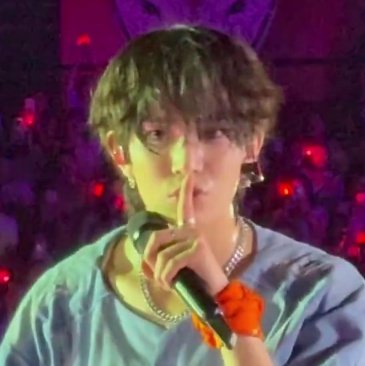 PR0DHEE's tweet photo. heeseung: “🤫” https://t.co/1S5h3qO6Zm