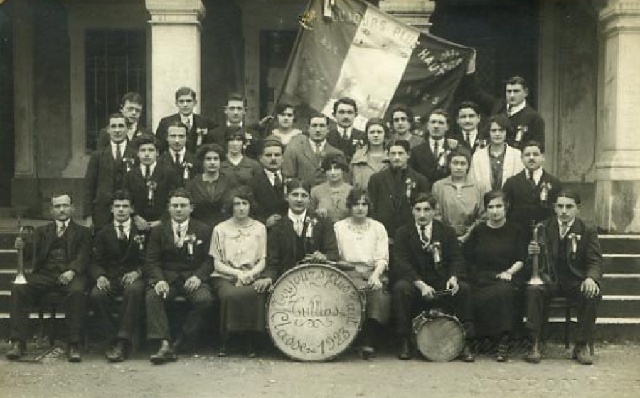 archiveenligne's tweet photo. Tullins photo de conscrits 1923 - https://t.co/1RRNhd2gYr
https://t.co/oLi0DvfmtX
#Tullins,#Isère,#archives,#généalogie,#genealogy,#conscrits,#photo,#presse,#journaux https://t.co/AzWE8hV7iN
