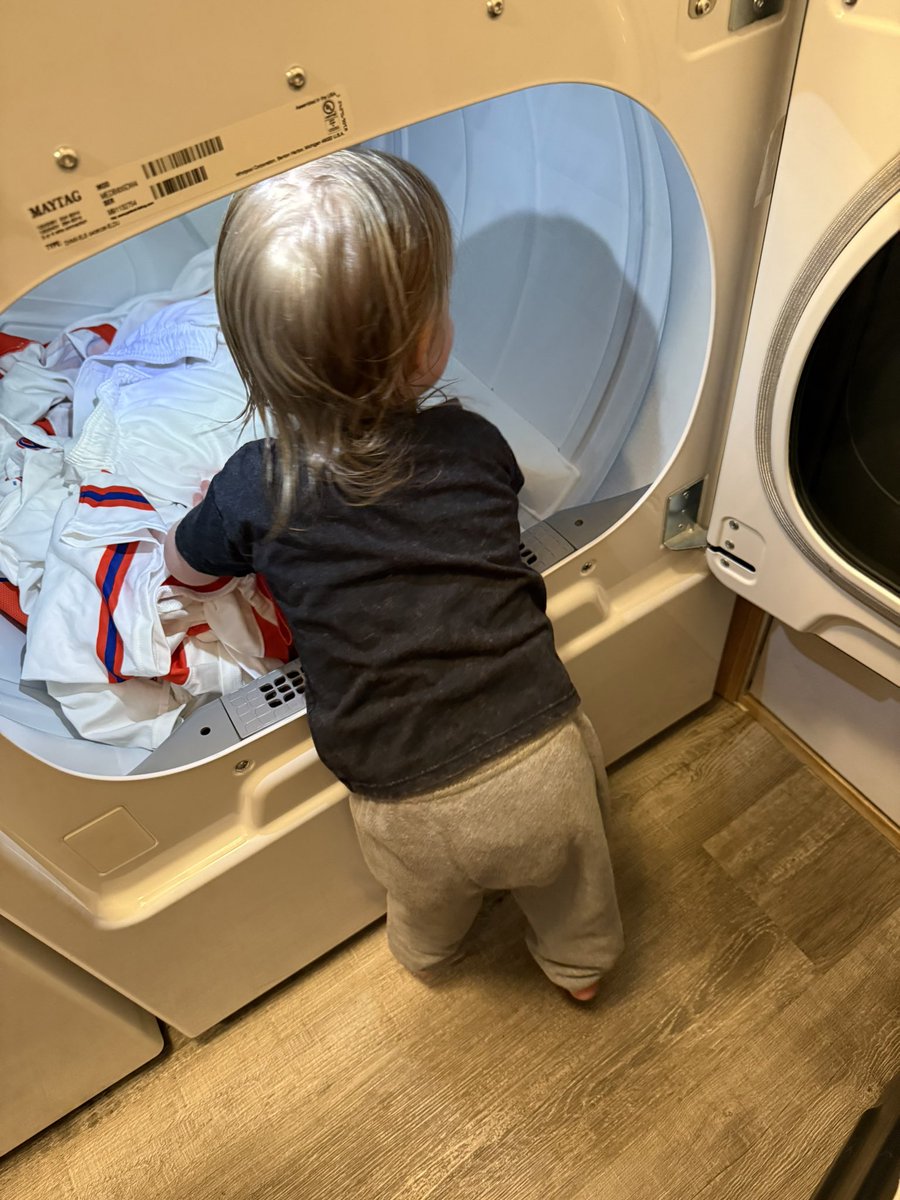 Ellie helping with laundry duty after last nights game! <a href="/OOHSLacrosse/">Orange Boys Lacrosse</a> 
#Family #Brotherhood