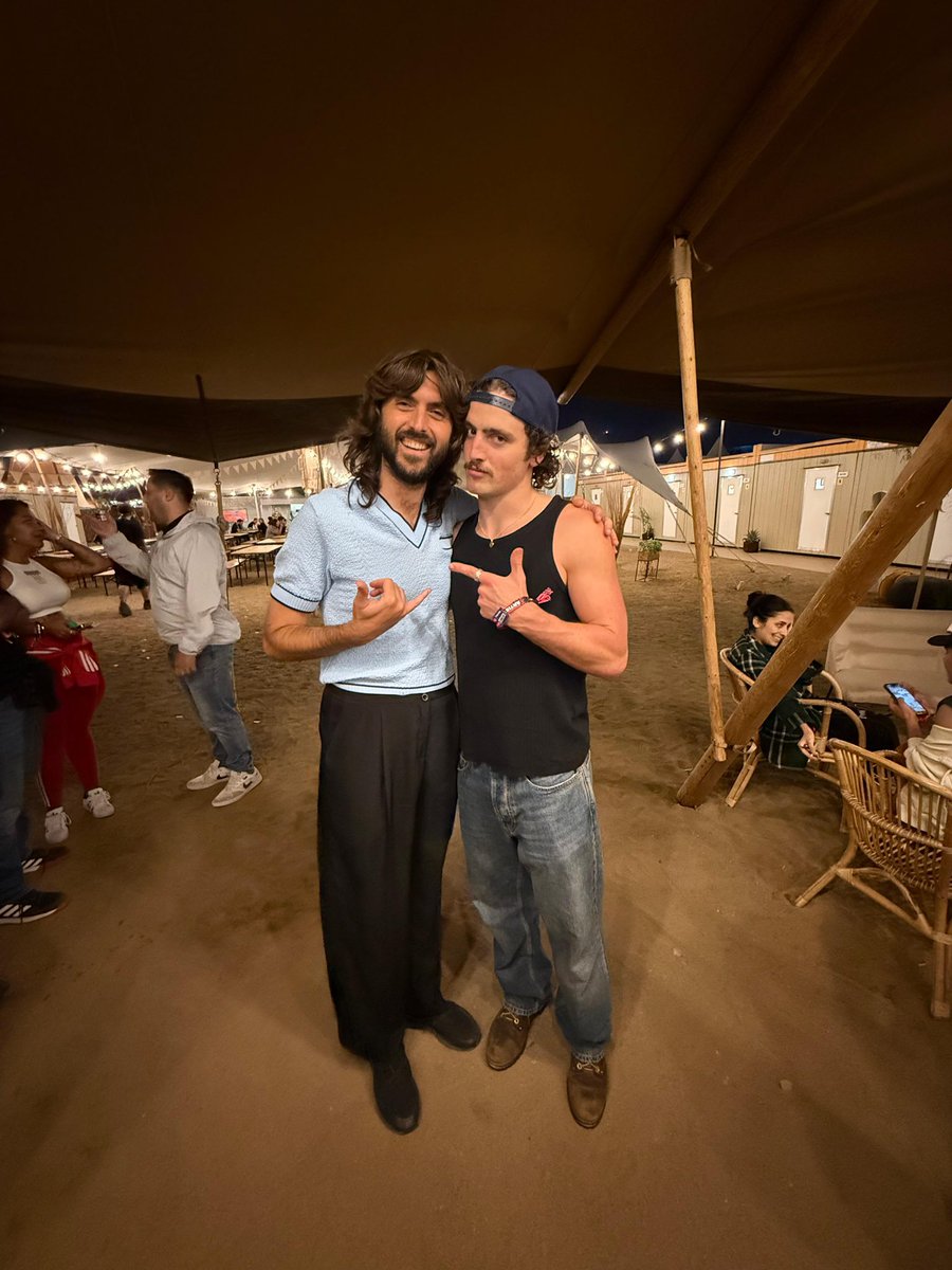 Encuentros inesperados vol. I
con Benson Boone, en el <a href="/lollapaloozacl/">LollaCL</a> 
infidencia : es un divino , nos pidió que desde su celu le pongamos un tema de Indios, Joaco eligió Jullie …
Despues jugamos cuál le hubiese puesto cada uno.
Vos cuál le ponías? 🤔