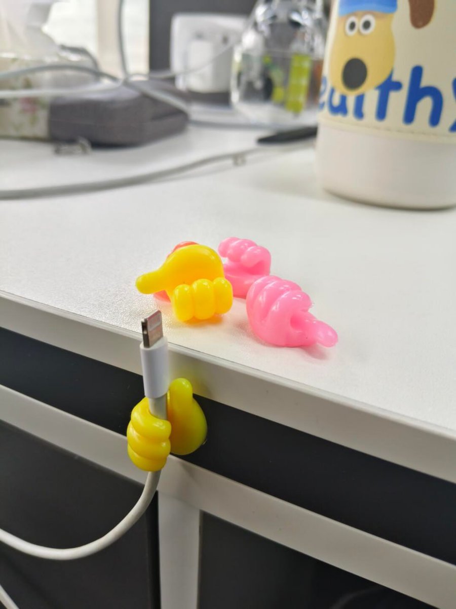 My cousin gave me these little hand tools today, they can help organize messy data cables. It seems really useful.😉😇😇