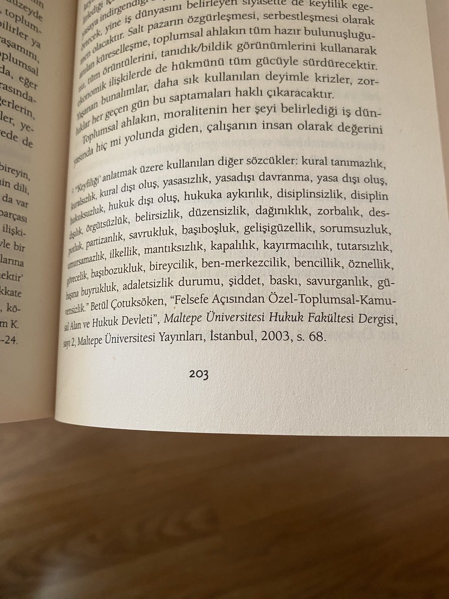 BetulCotuksoken's tweet photo. Keyfilik çokanlamlı bir terimdir, bir kavramdır. Keyfiliğin olduğu yerde insan hakları ne tanınır, ne korunur, ne de geliştirilir. Böyle bir ortamda tüm insanlar araç kılınır, araçsallaştırılır. “Antropontolojinin Işığında Etik ya da Ahlak Felsefesi” kitabımdan paylaşıyorum. https://t.co/At13VJELEg