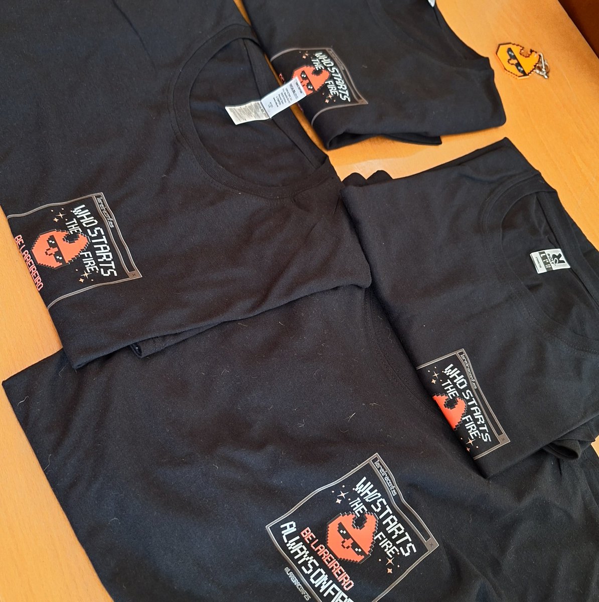 Y no os perdáis las camis que <a href="/AndreaMaganRey/">Andrea</a> de <a href="/corunawtf/">CoruñaWTF</a> ha diseñado para #LareiraConf25!🔥🔥🔥