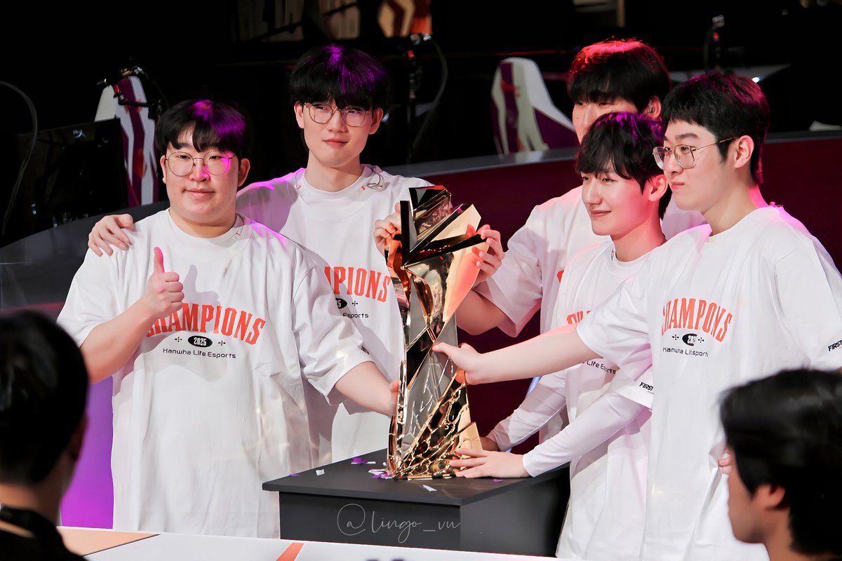 LingoVu's tweet photo. 🏆 🔥 🏆
#한화생명 #HLEWIN #Zeus #Peanut #Zeka #Viper #Delight #LCKCup #FirstStand2025 https://t.co/ZgJRJAithG
