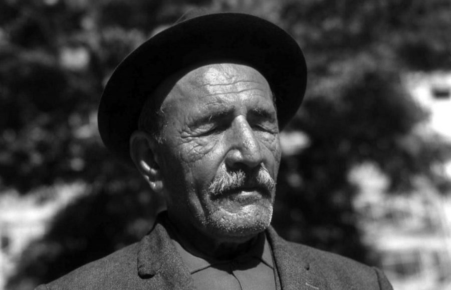 Başkasının baharını çalanın, bahçesi çiçek açmaz. Başkasının hakkına girenin, mutluluk kapısını çalamaz. Başkasının güneşini kesenin, üzerine güneş doğmaz. Hala anlamadınız, kötü niyetle iyi murada varılmaz.
- Aşık Veysel