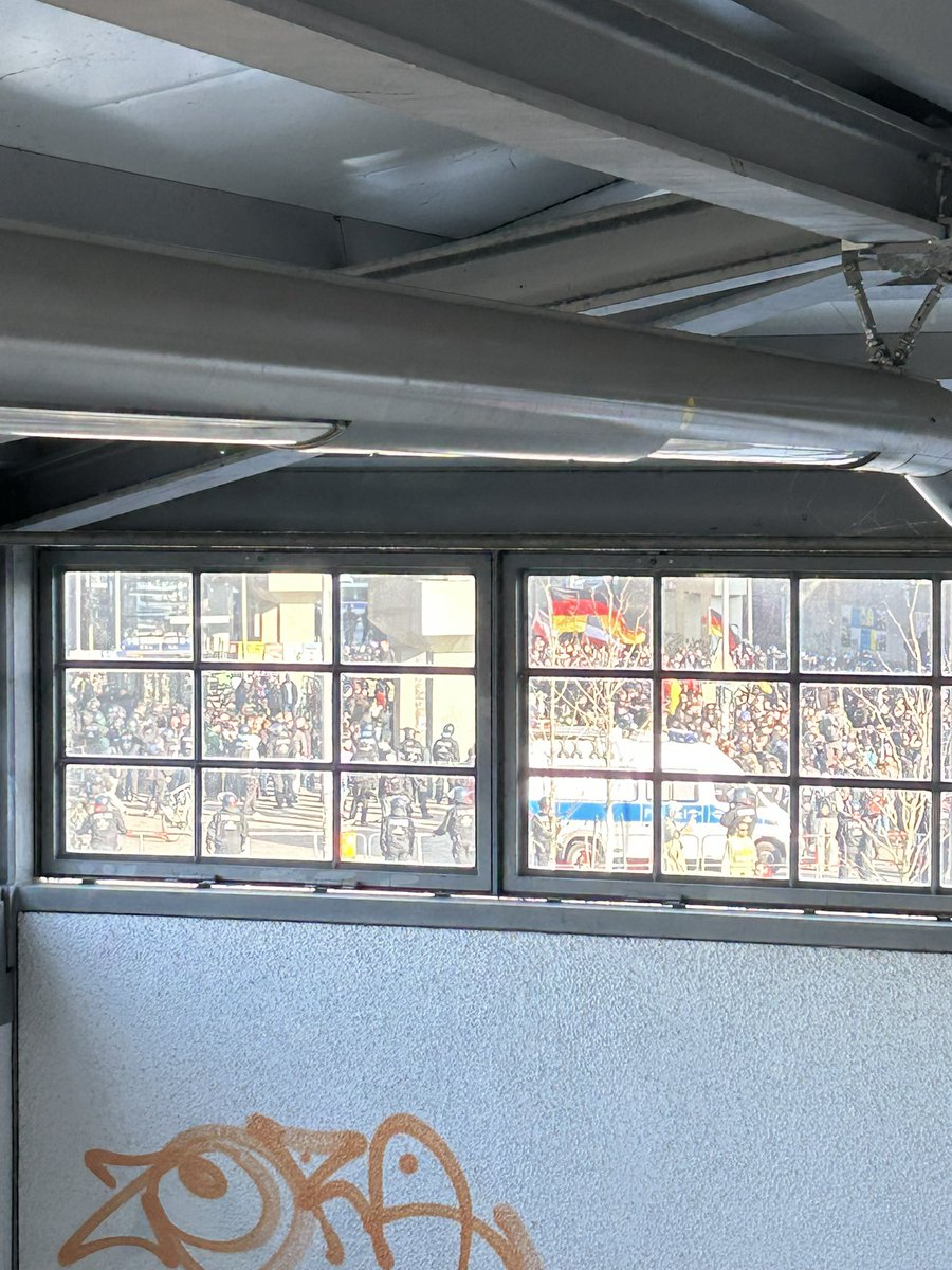 Ich leg mich mal fest und sage die gehen gleich hoch aufs Ringbahngleis und dann weg aus #Friedrichshain #b2203