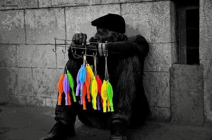 Loş ömrümüz serçe gagasına tutunarak geçerdi,
Kendi gölgesine gömülmüş, küfre değmez kentlerde.
İyi akşamlar..