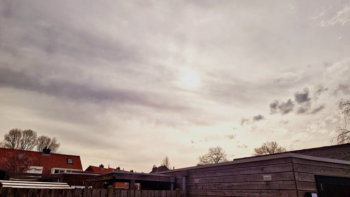 A nice dusting of Saharan sand here in the Netherlands today. As well as the sand, we have some mercifully warm weather too!
Obviously plenty of sand still in the sky too, judging by the colour...