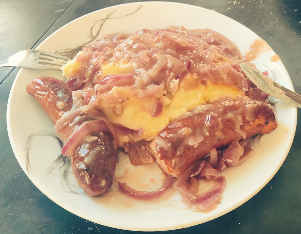 Koska <a href="/JKunelius/">Juho Kunelius</a> ui suht' perseilevän hyvien ruokapostailujensa kanssa niin syvissä etelän vesissä et itse joudun jo vähän 2. ammatinkin puolesta nokittamaan todella peri-englantilaisella lauantai-annoksella, eli Bangers &amp; Mash w/ onion gravy. Ai helvetti et yksinkertainen on