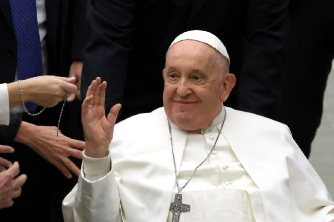 diarioelradarsv's tweet photo. #DeMundo| La Oficina de Prensa de la Santa Sede proporcionó una actualización sobre la salud del Papa Francisco, indicando que su estado sigue siendo estable y ha mostrado mejoras en su sistema respiratorio. Sin embargo, los médicos aún no han establecido una fecha para su alta. https://t.co/gZIuE15XvF