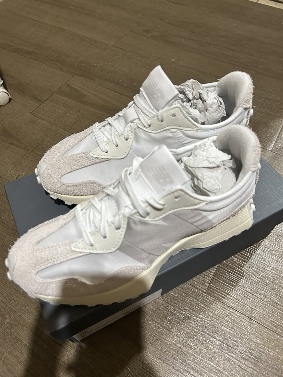 Nopesasa's tweet photo. WTS New Balance 327 - Baru!!! dijual karena salah ukuran 600k aja (no include ongkir) DM me! 

Ukuran 38 
7 1/2 

#WTS #newbalance #sepatu https://t.co/1luacK6zBJ