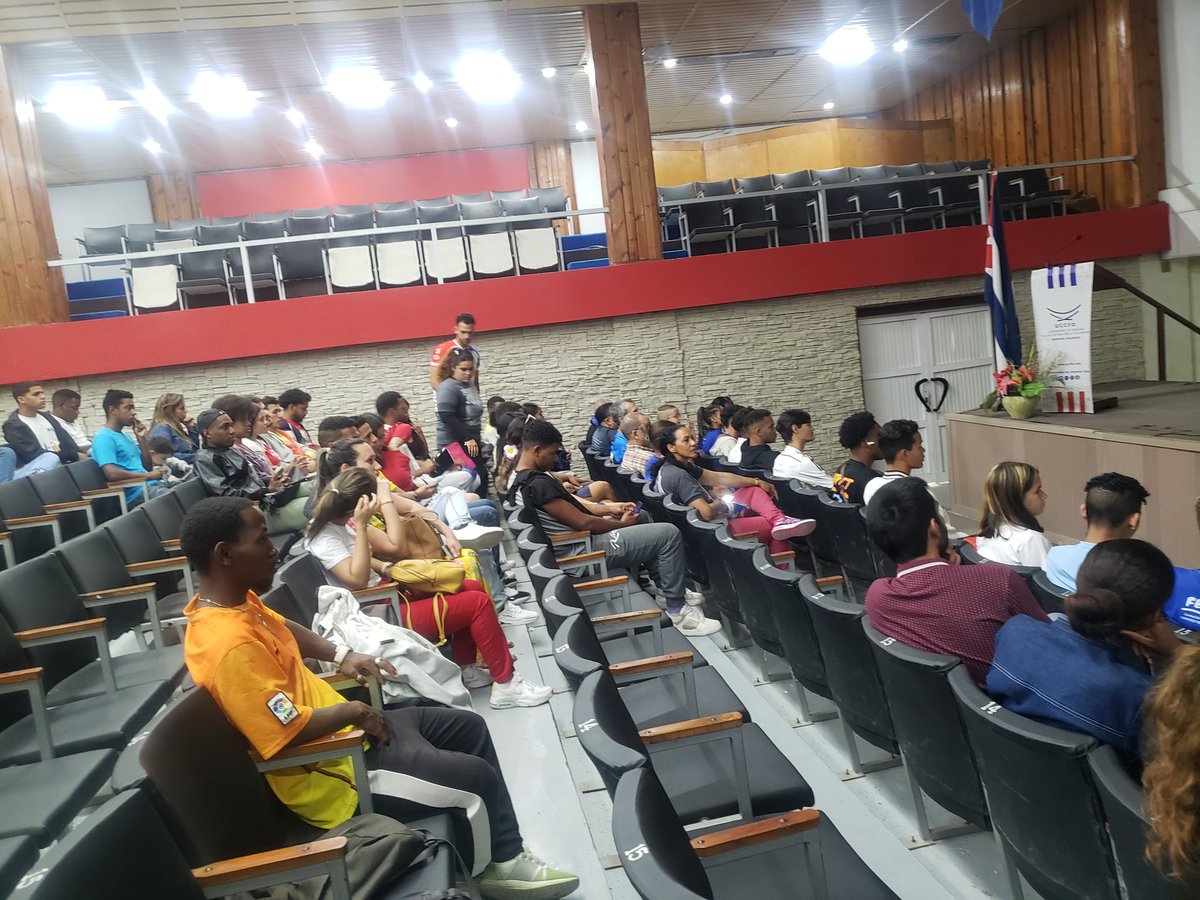 YermanisMatos's tweet photo. Con la presencia de dirigentes y estudiantes de la FEEM y la FEU se realiza intercambio de generación con ex dirigentes de la UJC en #LaHabanaDeTodos @lisaracorona1 @rpalmero1 https://t.co/uVY9fPLA3K