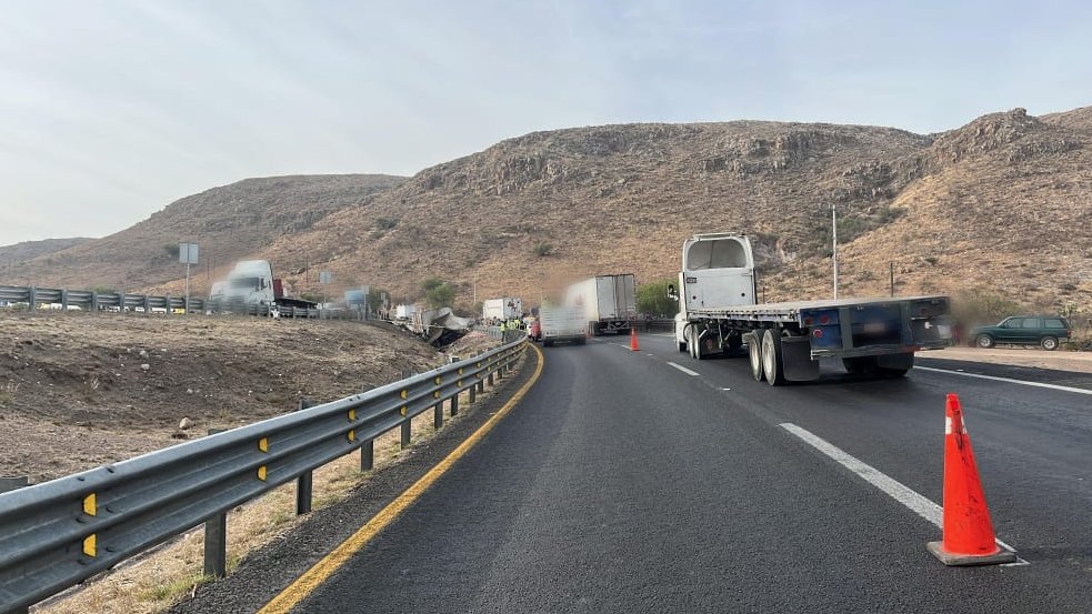 #TomePrecauciones en #Queretaro continua cierre parcial de circulación tras #AccidenteVial cerca del km 151+000, autopista (2190) Querétaro-San Luis Potosí. Atienda indicación vial.