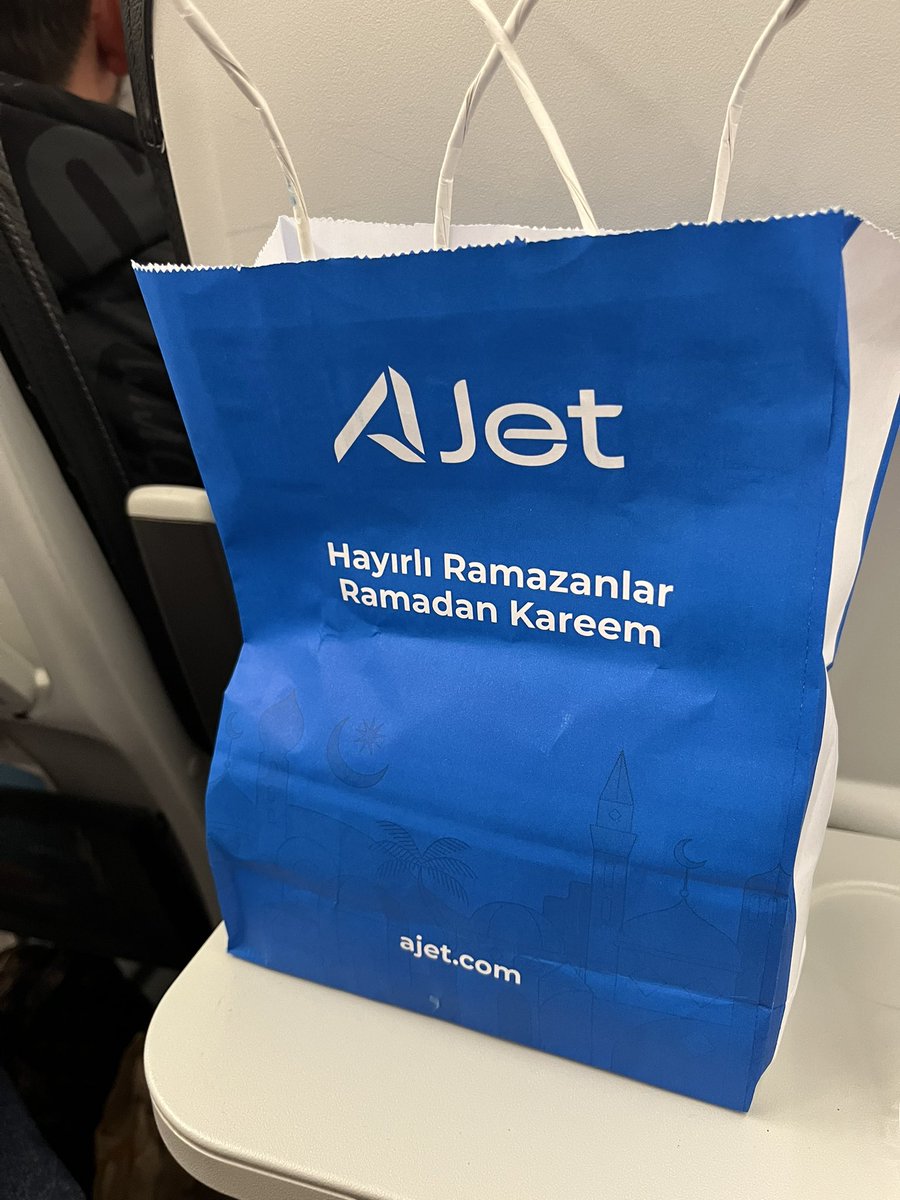 buse_taskesen's tweet photo. A jet harikasın,dün iftara mı uçağa mı yetişeceğimi düşünürken Ramazan ayına özel ücretsiz iftarlık dağıttı💙@AJET_TR https://t.co/aRcdsRyqPW