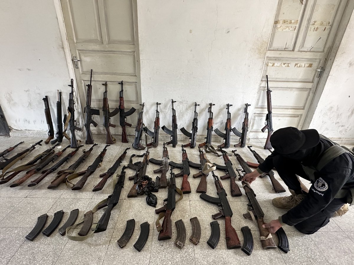 QUSAY_NOOR_'s tweet image. The Public Security Administration received light weapons from the elders of the villages of Al-Boudi and Al-Qalaia in the countryside of #Jableh, in #Latakia Governorate. This comes as part of ongoing efforts to control the spread of weapons and restrict them to state…