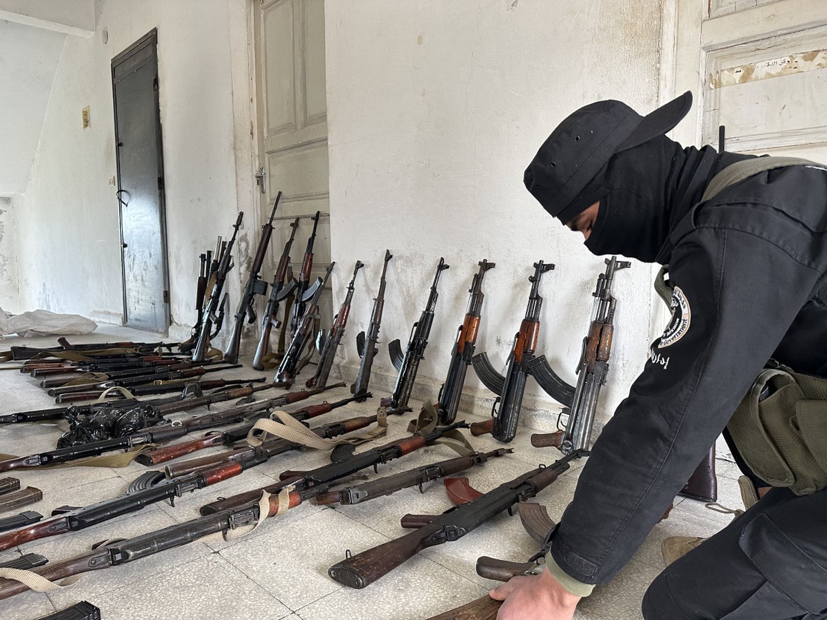 QUSAY_NOOR_'s tweet image. The Public Security Administration received light weapons from the elders of the villages of Al-Boudi and Al-Qalaia in the countryside of #Jableh, in #Latakia Governorate. This comes as part of ongoing efforts to control the spread of weapons and restrict them to state…