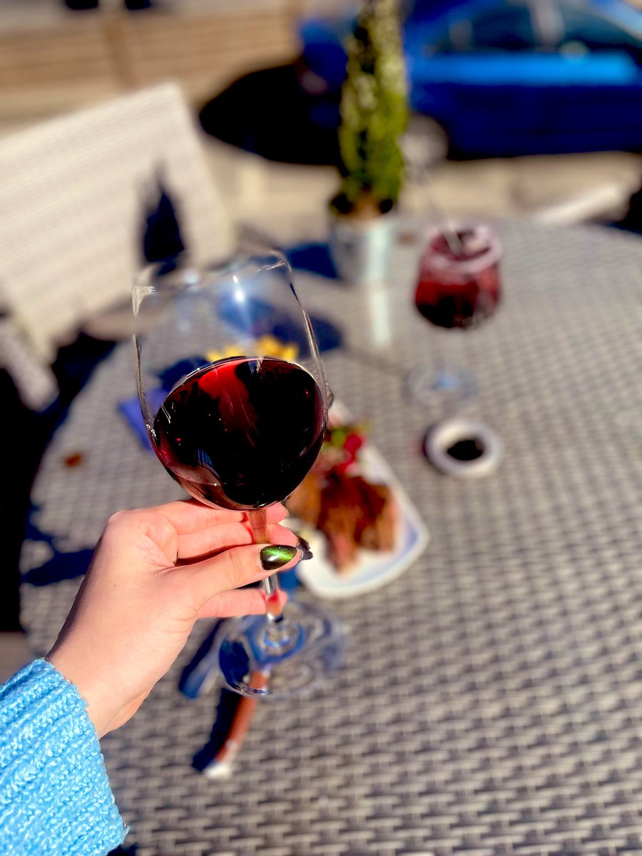 Jealousy Pinot Noir, the perfect red for sunny days. 🍷☀️ Paired with our fish special, it’s a match made in heaven ! 

#wineanddine #pinotnoir #fishspecial

@youngspubs <a href="/caitlinspubs_/">caitlinspubs_</a>