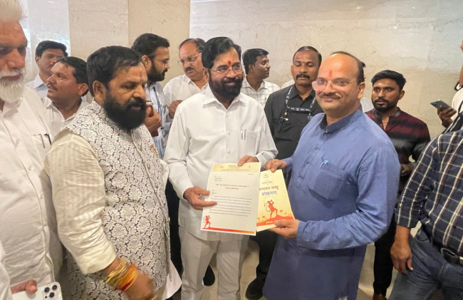📜 Invitation to ‘Sanatan Rashtra Shankhnaad Mahotsav’! 📜

Maharashtra CM &amp; Deputy CM invited to the ‘Sanatan Rashtra Shankhanaad Mahotsav’ on the occasion of the 83rd birth anniversary of <a href="/SanatanSanstha/">Sanatan Sanstha</a>'s founder, Sachchidananda Parabrahman (Dr) Jayant Athavale.