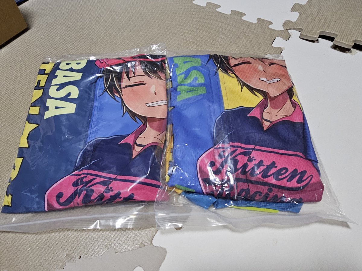 LANCER_CT9W's tweet photo. KittenRacingの水野翼新作長袖ジャージとウィンドブレーカー届いた!
特典のサコッシュにクリアファイルと下敷き?が付いてきた
#Kittenracing #水野翼 https://t.co/nUoTVdS9fE