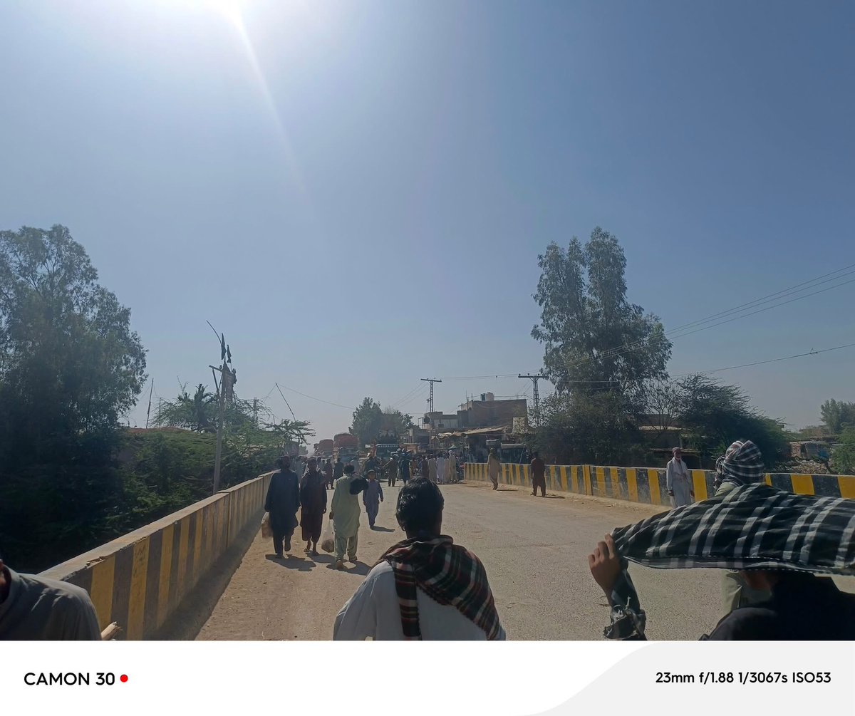 ڈیرہ مراد جمالی
بلوچستان بھر کی طرح نصیرآباد میں بھی بی وائی سی بلوچ  یکجہتی کمیٹی ءِ آرگنائیزر ڈاکٹر ماہ رنگ بلوچ و دیگر  کی مبینہ گرفتاری بلوچ خواتین پر تشدد کے خلاف ڈیرہ مراد جمالی شہر قومی شاہراہ  پٹ فیڈر کینال پل کے مقام پر پرامن احتجاج کر کے روڈ کو عام ٹریفک کیلئے بند کردیا